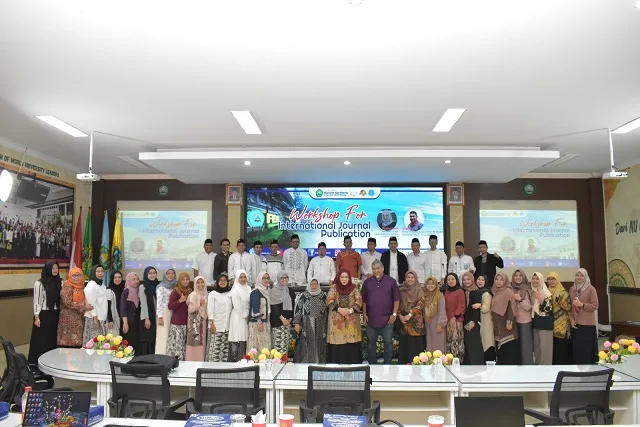 Foto bersama para peserta Workshop Penulisan dan Publikasi Jurnal Internasional.