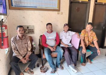Akrom (kaus abu-abu merah) telah sampai di Wonosalam, Demak, Jawa Tengah, dengan selamat.