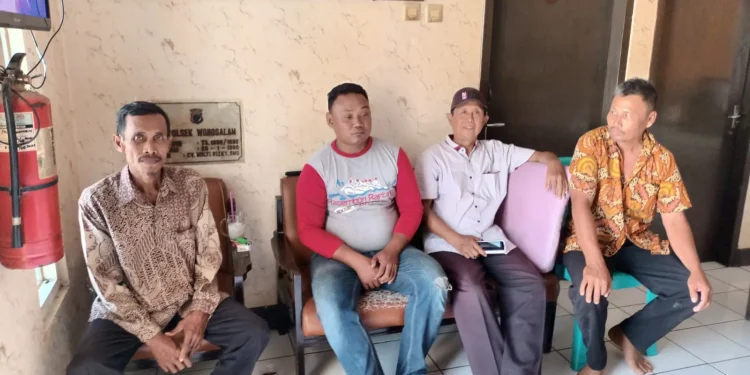 Akrom (kaus abu-abu merah) telah sampai di Wonosalam, Demak, Jawa Tengah, dengan selamat.