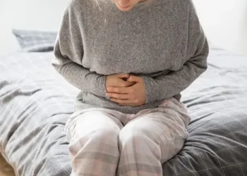 Ilustrasi perempuan sakit nyeri haid sebelum dan awal masa menstruasi.