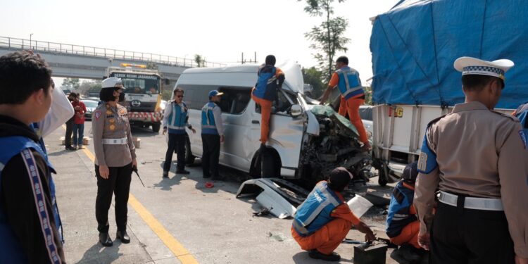 Petugas melakukan penanganan dan evakuasi kendaraan yang terlibat kecelakaan di Tol Malang-Pandaan.