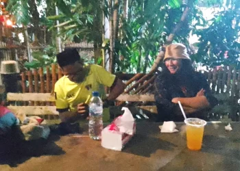 Tampak Midun (kiri) sudah datang di Bulungan, Jakarta disambut oleh pentolan Arema Jakarta, Anto Baret.