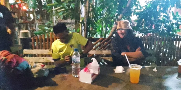 Tampak Midun (kiri) sudah datang di Bulungan, Jakarta disambut oleh pentolan Arema Jakarta, Anto Baret.
