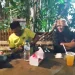 Tampak Midun (kiri) sudah datang di Bulungan, Jakarta disambut oleh pentolan Arema Jakarta, Anto Baret.