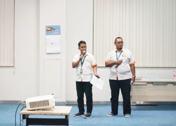 Tomy Bagus Setiawan dan Bagus Mahardika Parikesid (kanan) saat memaparkan presentasi terbaiknya di hadapan panelis profesional.