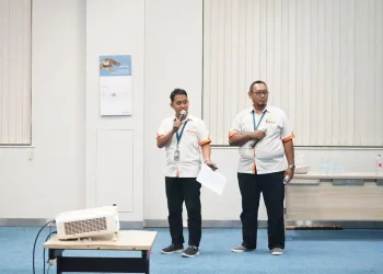 Tomy Bagus Setiawan dan Bagus Mahardika Parikesid (kanan) saat memaparkan presentasi terbaiknya di hadapan panelis profesional.