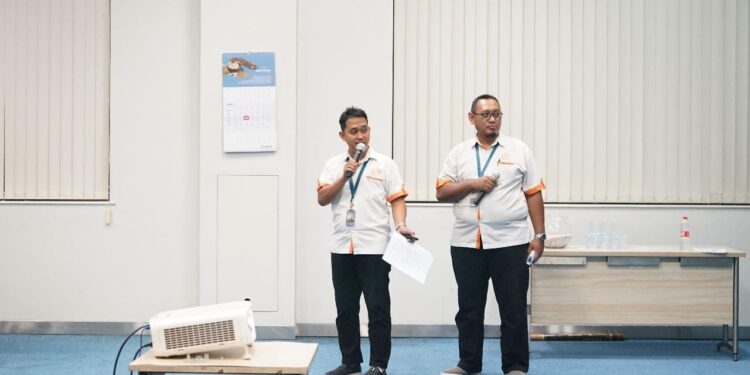 Tomy Bagus Setiawan dan Bagus Mahardika Parikesid (kanan) saat memaparkan presentasi terbaiknya di hadapan panelis profesional.