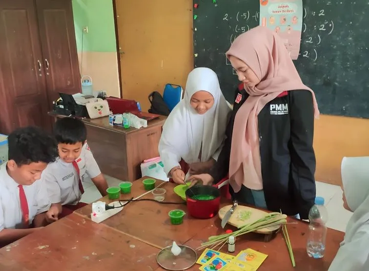 Pembuatan Pengharum Ruangan.