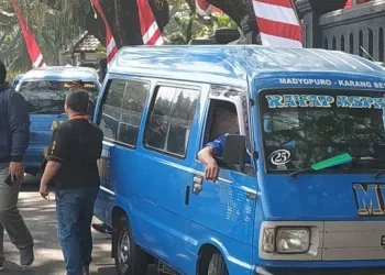 Para sopir angkot mengeluhkan penyaluran subsidi BBM.