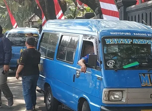 Para sopir angkot mengeluhkan penyaluran subsidi BBM.
