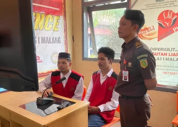 Para tersangka pengeroyokan karyawan Cafe Omah Koempol saat diserahkan ke Kejari Kota Batu untuk diadili.