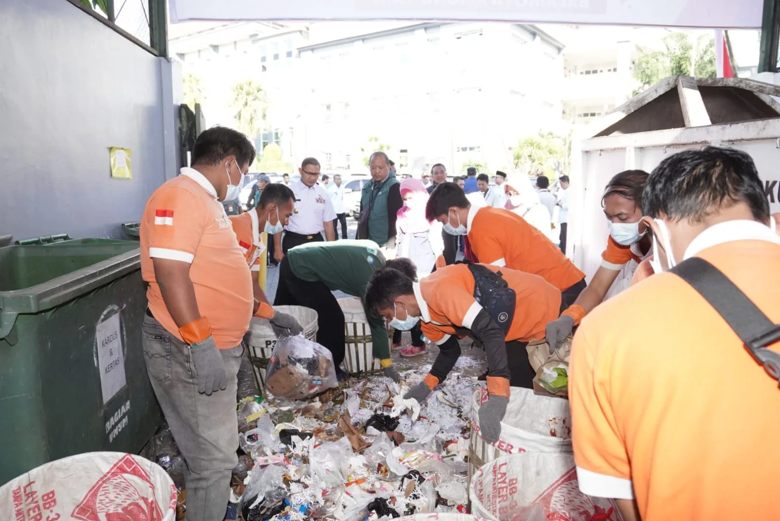 Suasana pilah sampah di TPS 3R di Balai Kota Among Tani.