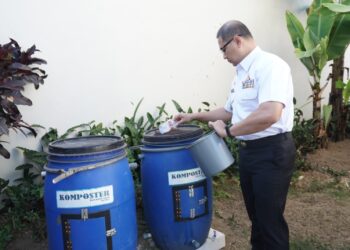 Pj Wali Kota Batu Aries Agung Paewai saat meninjau komposter di TPS 3R di Balai Kota Among Tani.