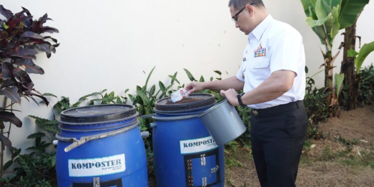 Pj Wali Kota Batu Aries Agung Paewai saat meninjau komposter di TPS 3R di Balai Kota Among Tani.