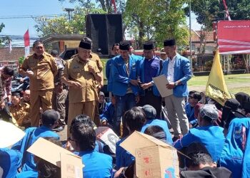 Bupati Malang menemui PMII yang melakukan aksi unjuk rasa.