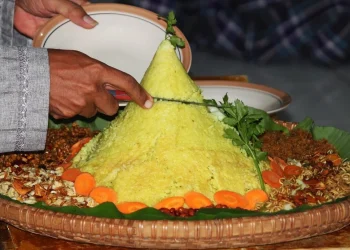Sejarah dan resep mudah nasi tumpeng.