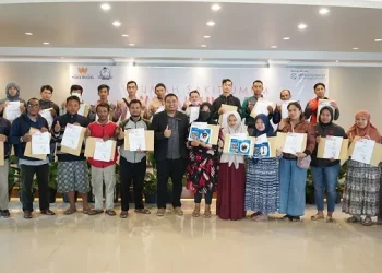 Founder RSU Wajak Husada, drh H Puguh Wiji Pamungkas, saat menyerahkan KK, Akta dan KIA.