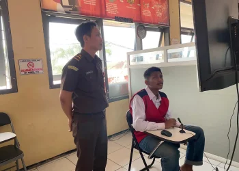 Rino Alias Gembel saat menjalani sidang putusan akibat perbuatannya menyetubuhi anak di bawah umur.