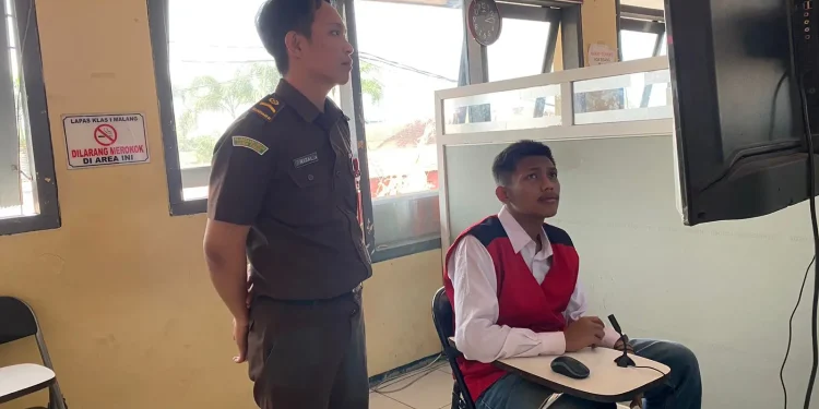 Rino Alias Gembel saat menjalani sidang putusan akibat perbuatannya menyetubuhi anak di bawah umur.