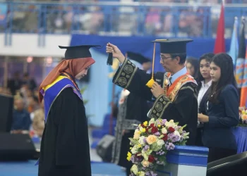 Pengukuham wisudawan oleh Direktur Politeknik Negeri Malang (Polinema), Supriatna Adhisuwignjo ST MT.