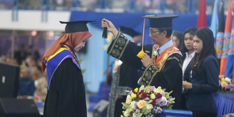 Pengukuham wisudawan oleh Direktur Politeknik Negeri Malang (Polinema), Supriatna Adhisuwignjo ST MT.