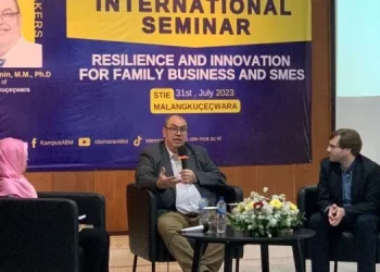 Ketua STIE Malangkucecwara, Drs Bunyamin PhD (tengah).