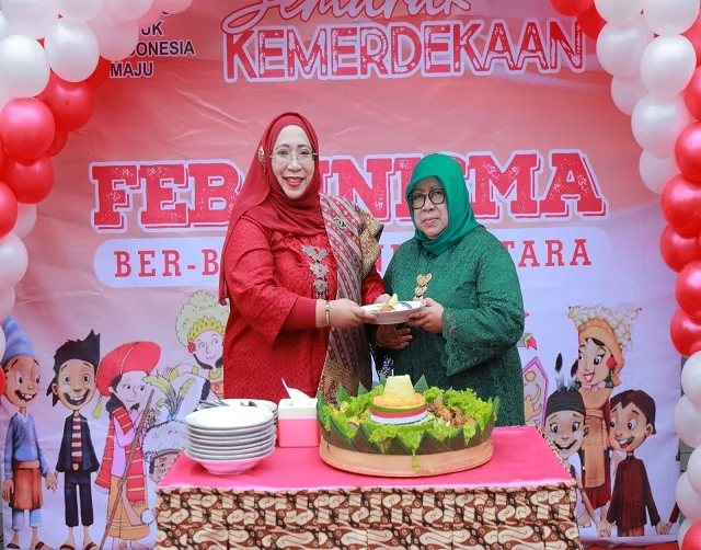 Dekan FEB Unisma, Nur Diana SE MSi, memberikan tumpeng ke salah satu dosen