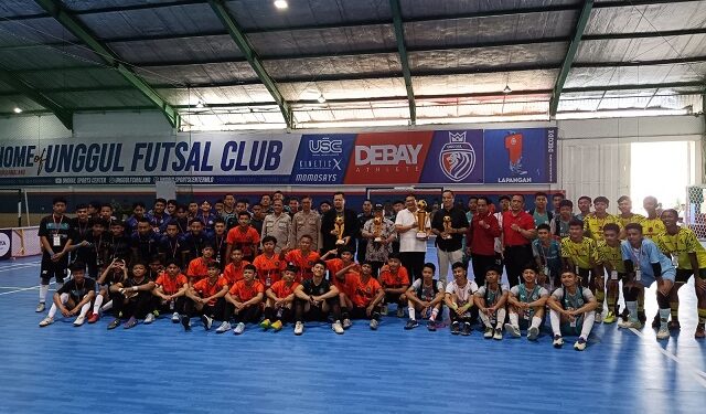 Seluruh tim futsal yang mengikuti turnamen futsal berfoto bersama dengan Wabup Malang, Didik Gatot Subroto