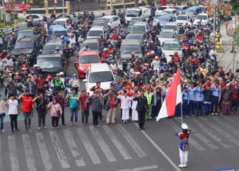 Potret pengendara jalan di Kota Malang memperingati detik detik proklamasi.