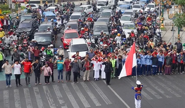Potret pengendara jalan di Kota Malang memperingati detik detik proklamasi.