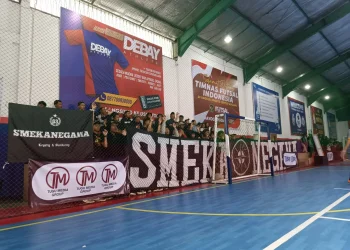 Kelompok suporter SMKN 3 Malang saat memberikan dukungan bagi tim kesayangannya di lapangan Futsal Unggul Sport Center, Sabtu (26/08/23).