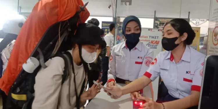 Pengguna memasuki pintu loket pemeriksaan tiket di Stasiun Kota Malang.