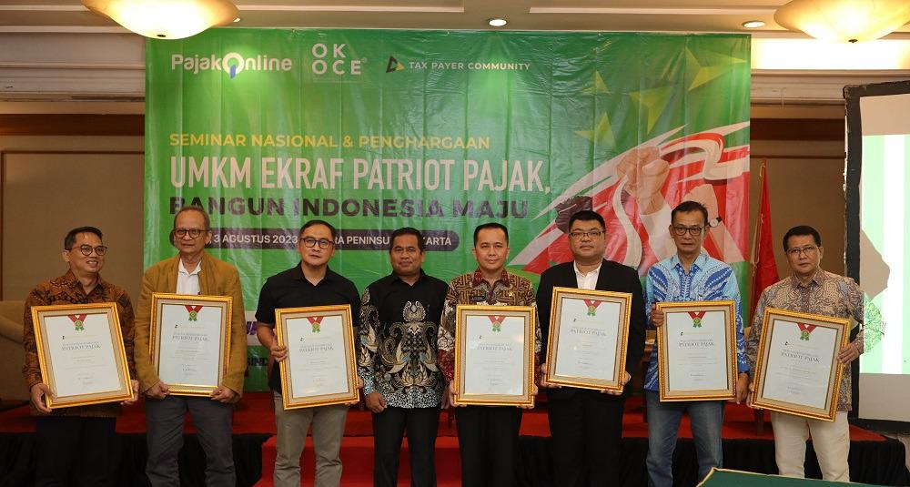 Perwakilan Nurhayati Subakat bersama beberapa menteri RI menerima penganugerahan Patriot Pajak. 