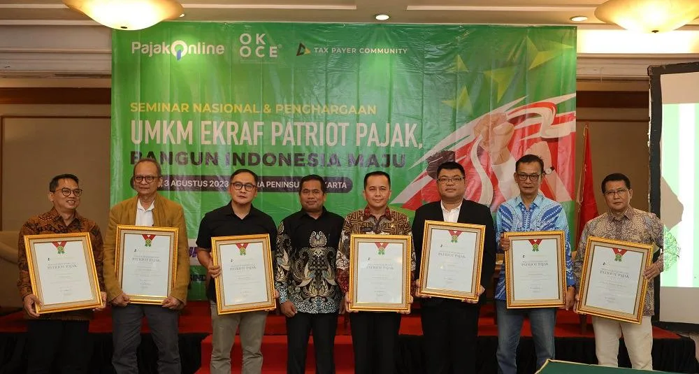 Perwakilan Nurhayati Subakat bersama beberapa menteri RI menerima penganugerahan Patriot Pajak.