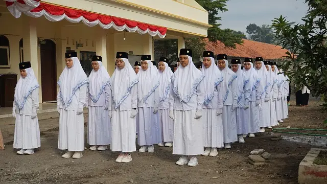 Petugas penggerek bendera saat upacara 17 Agustus 2023 di Pesantren Al-Khoirot Putri.