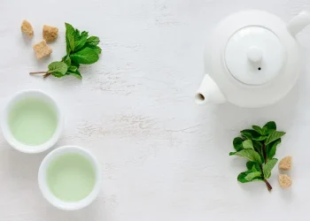 Teh hijau minuman penghilang kantuk.