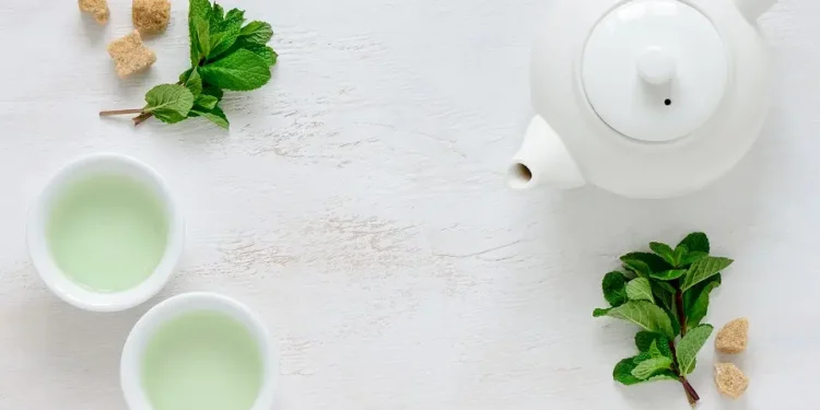 Teh hijau minuman penghilang kantuk.
