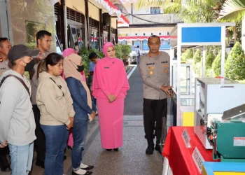 Tiga keluarga korban Kanjuruhan menerima bantuan alat usaha dari Polres Malang.