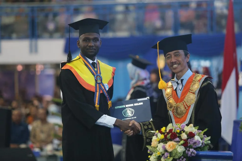Pengukuham wisudawan oleh Direktur Politeknik Negeri Malang (Polinema), Supriatna Adhisuwignjo ST MT.