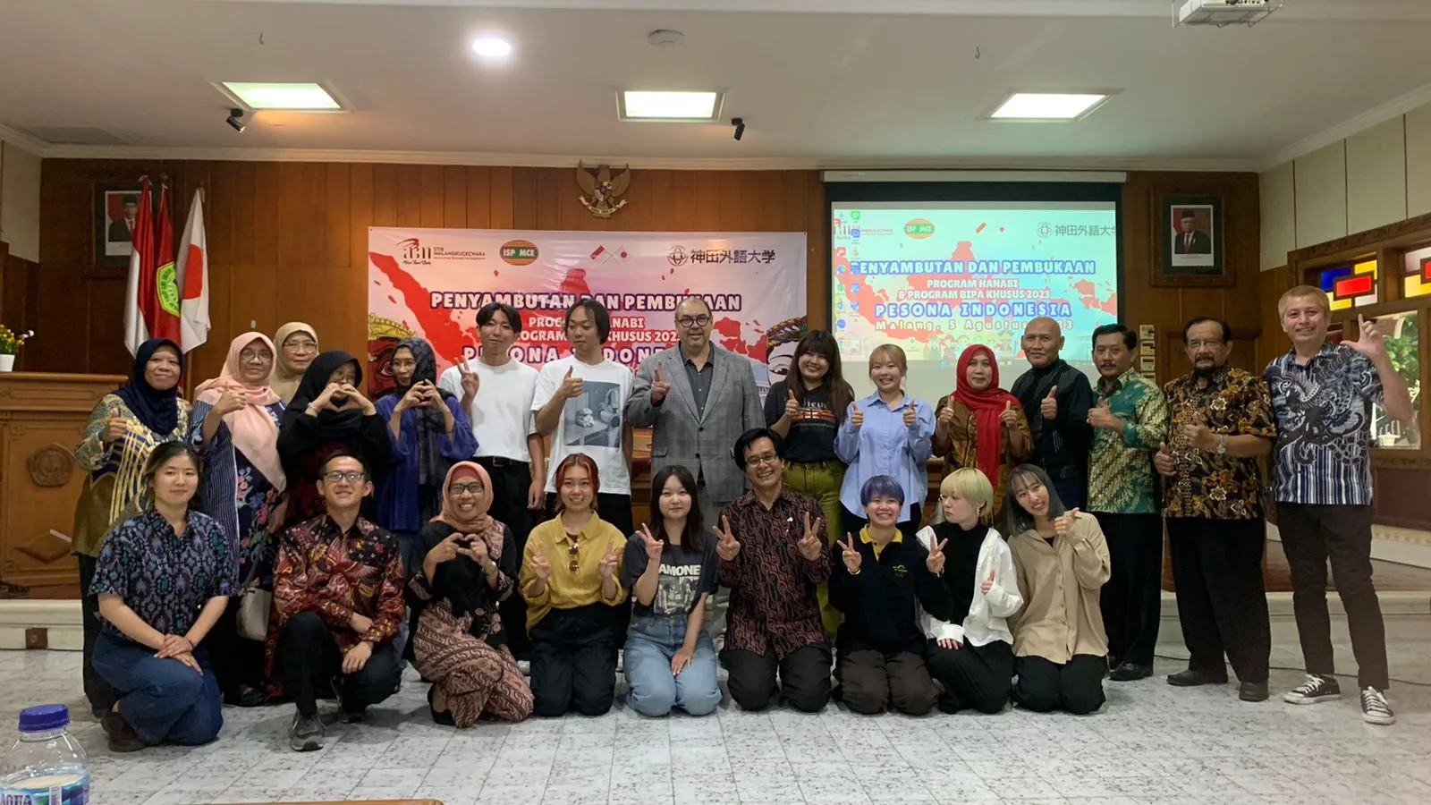 Ketua STIE Malangkucecwara Drs Bunyamin PhD (tengah) bersama jajaran kampus dan mahasiswa Jepang.