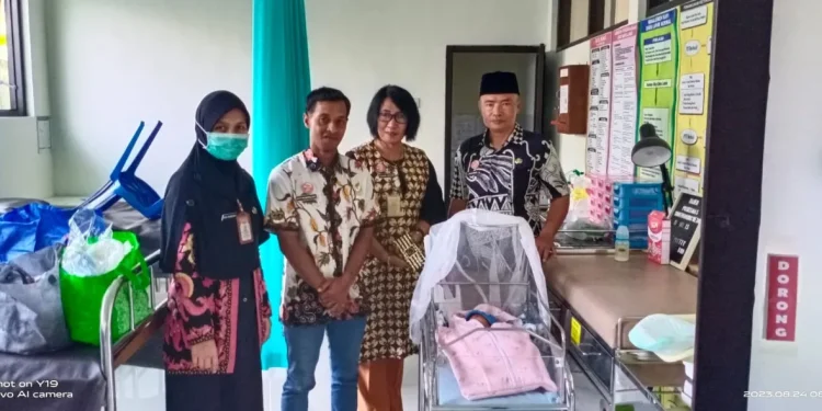 Kepala Desa Harjokuncaran, Arif Sujono mengadopsi bayi perempuan yang dibuang oleh orang tuanya.