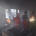 Petugas melakukan pembasahan dalam proses pemadaman kebakaran di SD Plus Al Kautsar Kota Malang.