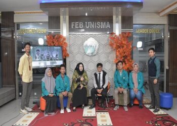 Dekan FEB Unisma, Nur Diana, bersama Alfiyan Budi Primanto, dosen FEB Unisma dan Mahasiwa Penemu Aplikasi UME Berbasis Artificial Intelligence dalam Program NgoBAS SME FEB Unisma.