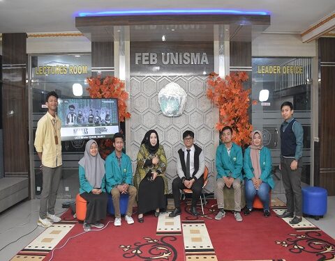Dekan FEB Unisma, Nur Diana, bersama Alfiyan Budi Primanto, dosen FEB Unisma dan Mahasiwa Penemu Aplikasi UME Berbasis Artificial Intelligence dalam Program NgoBAS SME FEB Unisma.