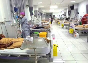 Suasana proses terapi hemodialisa atau cuci darah para pasien gagal ginjal di salah satu rumah sakit umum Kota Malang, Jawa Timur. Proteksi JKN-KIS membuat mereka tak lagi pusing soal biaya.