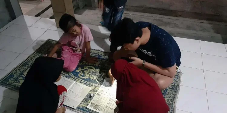 Kegiatan bimbingan belajar oleh mahasiswa KKN UM.