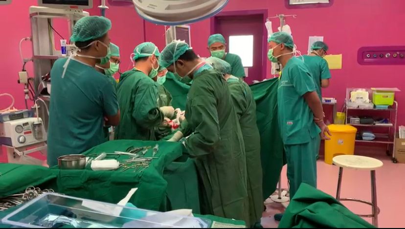 Proses operasi pemisahan bayi kembar siam di RSSA Malang. 