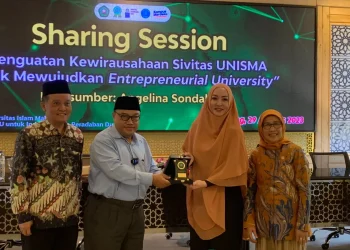 Sharing Session bertema Penguatan Kewirausahaan Sivitas Unisma untuk Mewujudkan Entreprenuerial University dengan narasumber Angelina Sondakh.
