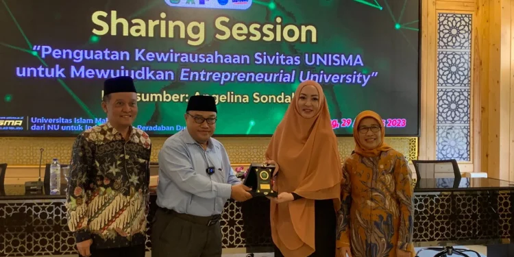 Sharing Session bertema Penguatan Kewirausahaan Sivitas Unisma untuk Mewujudkan Entreprenuerial University dengan narasumber Angelina Sondakh.