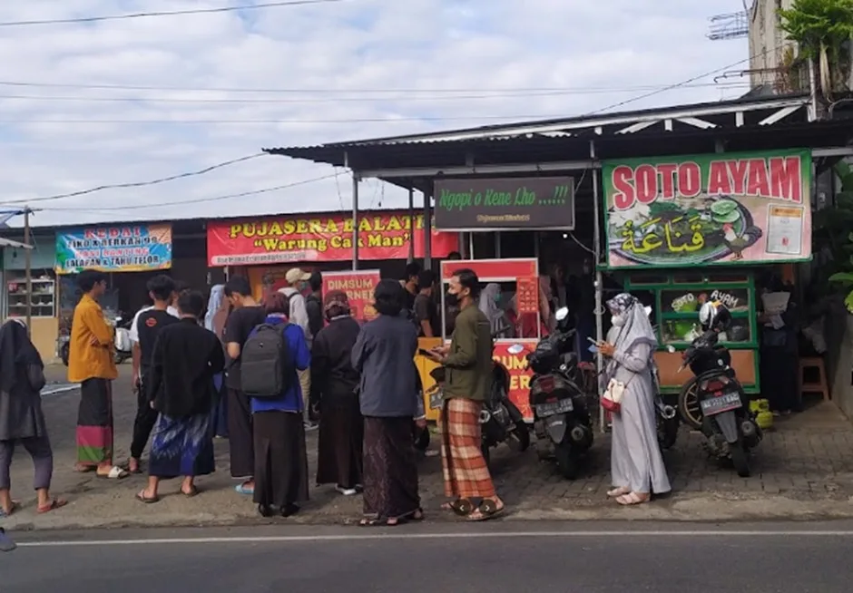 Warung Soto Qonaah yang berdiri sejak 1986 selalu ramai pembeli. 